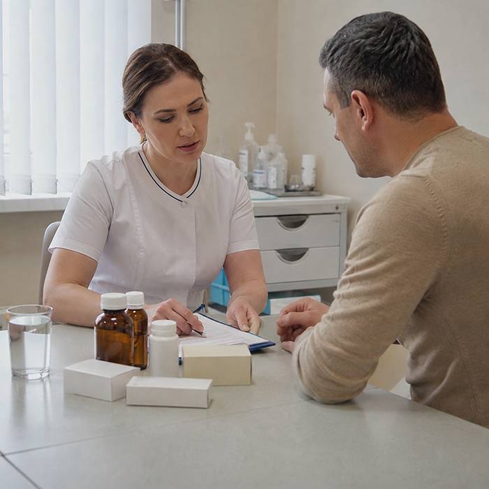 Врач консультирует пациента по теме кодирования от алкоголизма